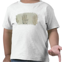 Manos de un primate y de un ser humano camiseta