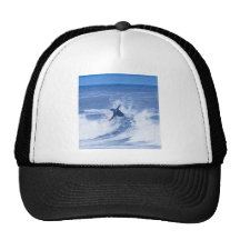 Manos que practican surf de la persona que practic gorras de camionero