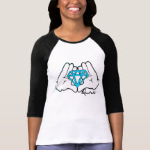 Manos que sostienen el raglán para mujer del diama camiseta