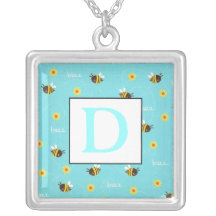 Manosee el collar del monograma de las abejas