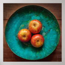 Manzanas en un cuenco de cobre posters
