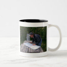 Mapa de la lectura del hombre con el bote de basur tazas de café