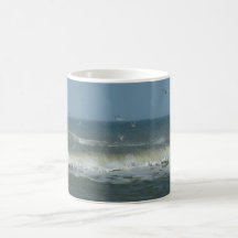 mar áspero del océano taza de café