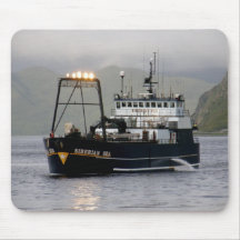 Mar siberiano, barco pesquero del palangrero tapete de raton
