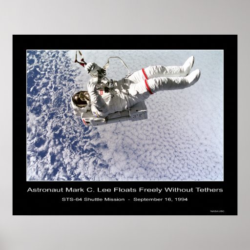 Marca C. Lee FLoats del astronauta libremente sin  Poster
