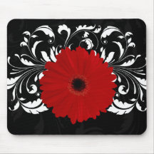 Margarita roja brillante del Gerbera en negro Tapete De Raton