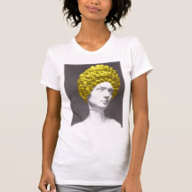 Marie con la camiseta rubia de la peluca