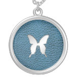 Mariposa de plata en el falso collar de cuero azul