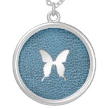 Mariposa de plata en el falso collar de cuero azul