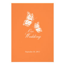 Mariposas anaranjadas simples que casan la invitac