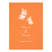 Mariposas anaranjadas simples que casan la invitac