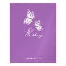 Mariposas violetas simples que casan la invitación