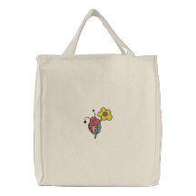 Mariquita linda que cuelga en la flor bolsa de lienzo