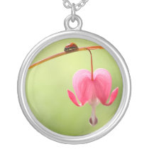 Mariquita y flor del corazón sangrante collares