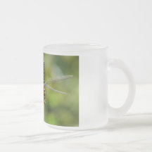 Mayor libélula carmesí del planeador taza de café