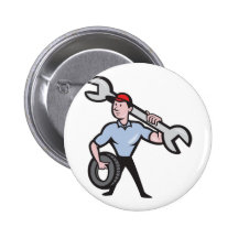 Mecánico con la llave y el neumático de zócalo del pins