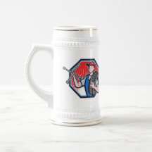 Mecánico con la llave y el neumático de zócalo del tazas
