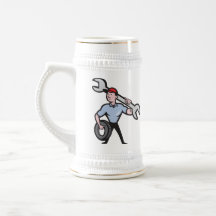Mecánico con la llave y el neumático de zócalo del tazas de café