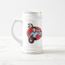 Mecánico con la llave y el neumático de zócalo del taza de café