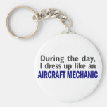 Mecánico de aviones durante el día llaveros