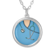 Médico azul friega joyería