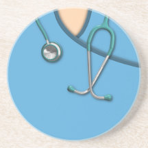 Médico azul friega posavaso para bebida
