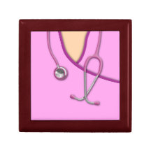 Médico rosado friega cajas de joyas