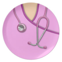 Médico rosado friega plato para fiesta