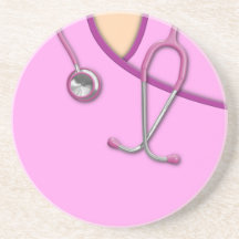 Médico rosado friega posavaso para bebida