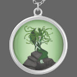 Medusa en las rocas collares