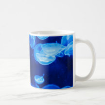 Medusas en el mar taza de café