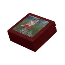 Megan una caja de regalo de hadas joven