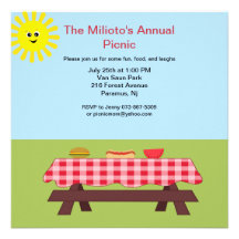 Mesa de picnic en la invitación de la hierba