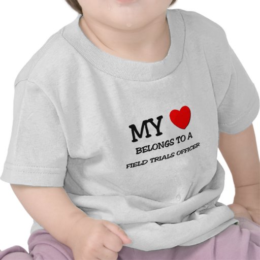 Mi corazón pertenece a un OFICIAL de los ENSAYOS P Camiseta