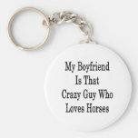 Mi novio es ese individuo loco que ama caballos llaveros personalizados
