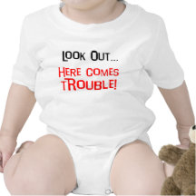 Mire hacia fuera, aquí viene problema trajes de bebé