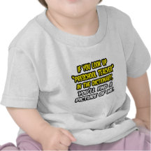 Mire para arriba al profesor preescolar en diccion camisetas