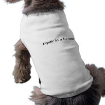 Místico en un abrigo de pieles camisas de mascota