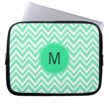 Modelo con monograma de Zigzgag de la verde menta  Fundas Computadoras