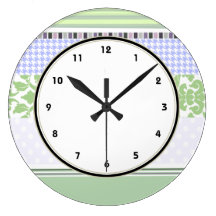 Modelo femenino verde y púrpura de las rayas relojes