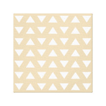 Modelo geométrico beige con los triángulos lona envuelta para galerías