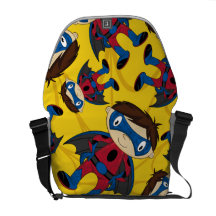 Modelo lindo del muchacho del super héroe bolsa de mensajería
