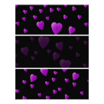 Modelo púrpura de los corazones del amor en negro invitaciones personalizada
