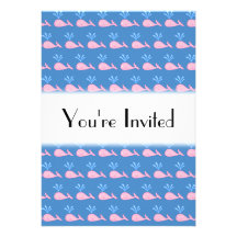 Modelo rosado de la ballena en azul invitaciones personales 