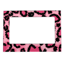 Modelo rosado y negro del estampado leopardo