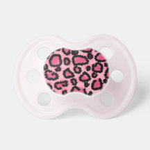 Modelo rosado y negro del estampado leopardo