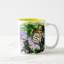 Monarca en su taza real del trono