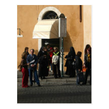 Monjas en la parada de autobús postal