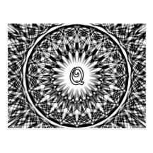 Monograma blanco y negro Q de la flor de la estrel Postales