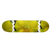 Monopatín amarillo de la flor